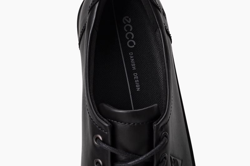 BLACK ECCO SOFT 2.0 LACE SHOE